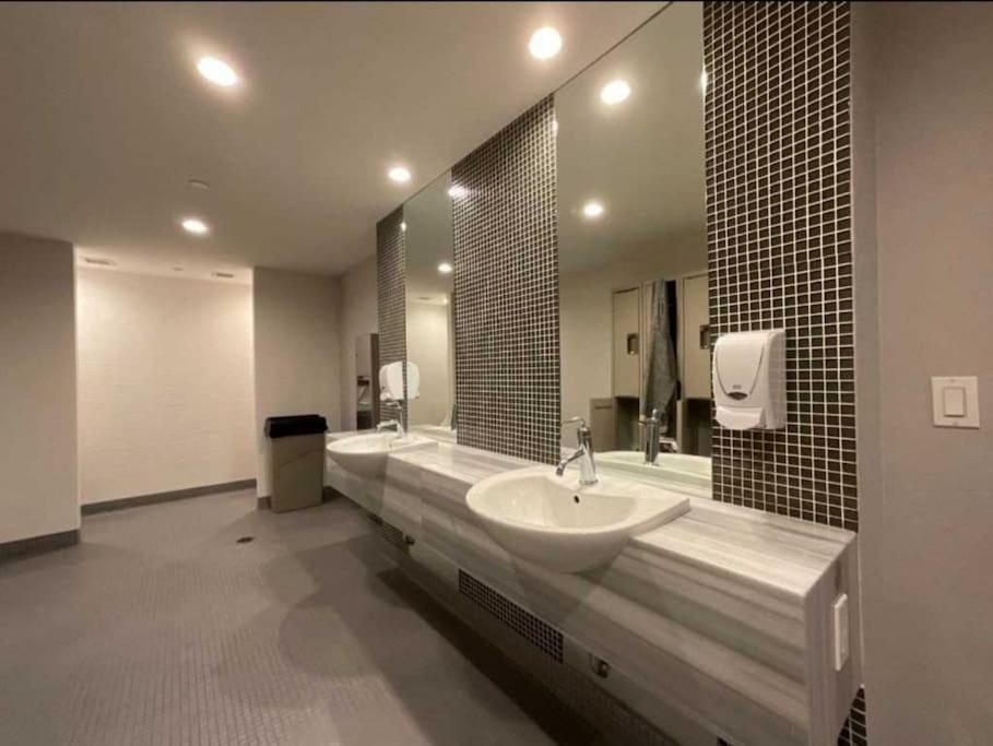 Cn Tower View With Free Parking, Pool, & More Amenities Toronto Exterior foto
