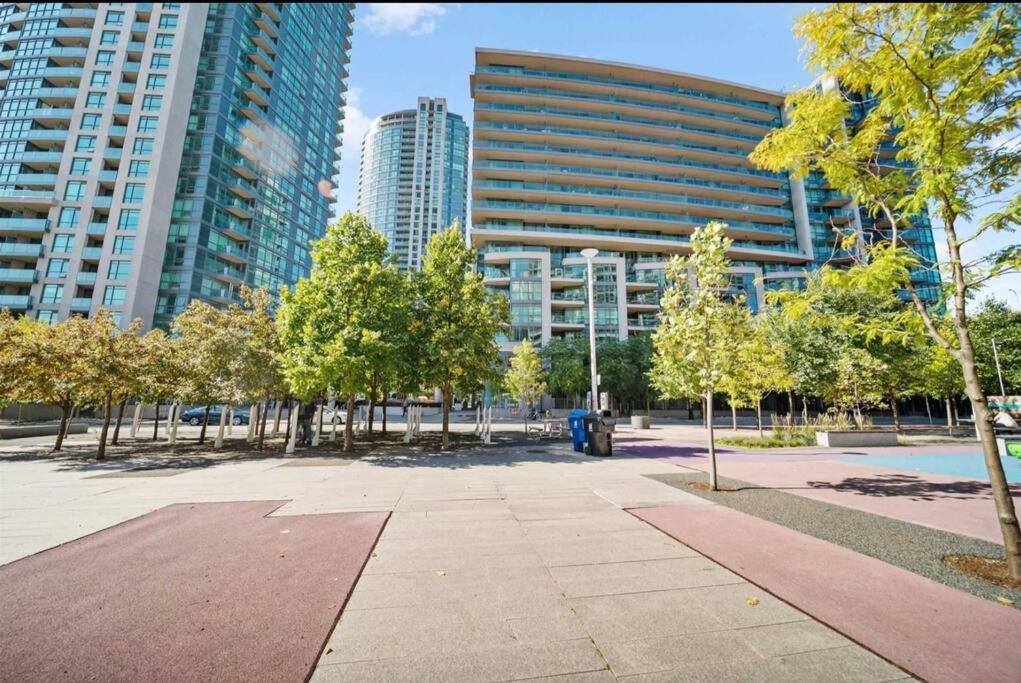 Cn Tower View With Free Parking, Pool, & More Amenities Toronto Exterior foto