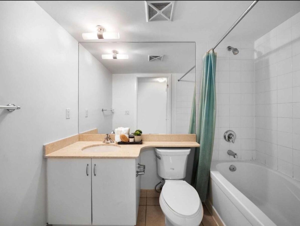 Cn Tower View With Free Parking, Pool, & More Amenities Toronto Exterior foto